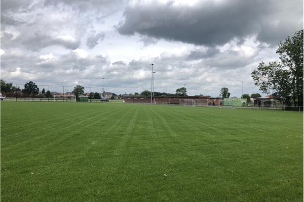 Aanleg voetbalveld in natuurgras, Finse piste en omgevingswerken - Sportinfrabouw NV